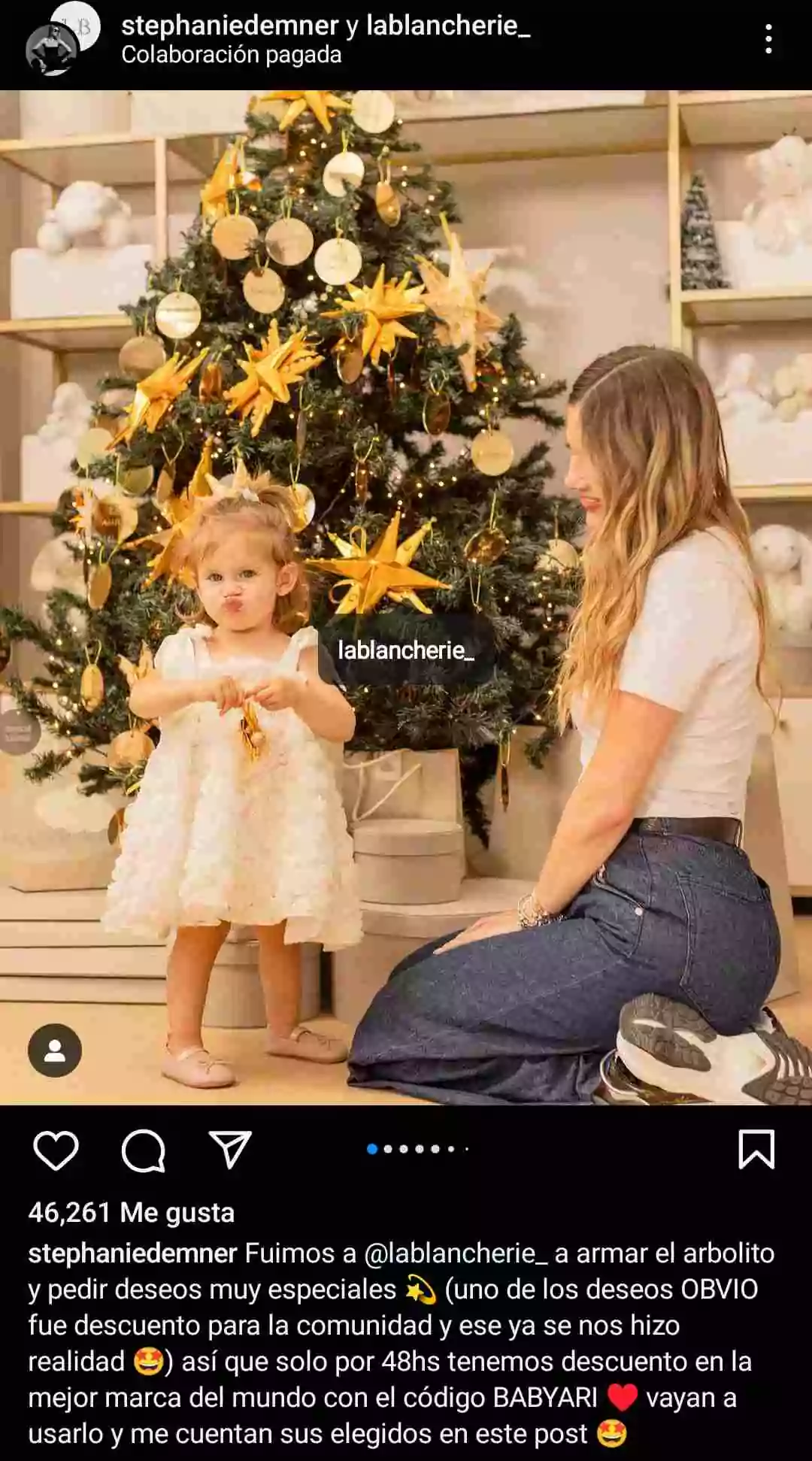 influencer-junto-a-ni&ntilde;a-promocionando-ropa